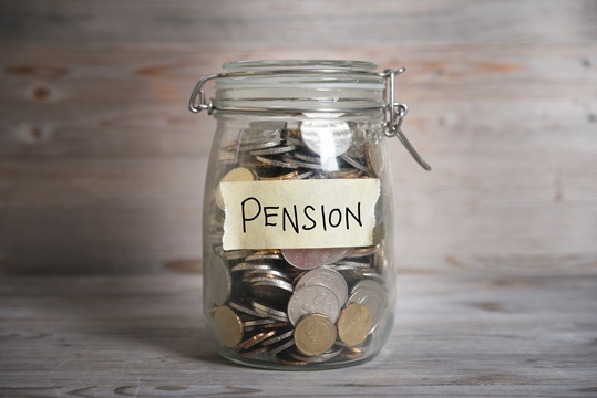 Un pot d'argent marqué avec le mot pension sur elle jar of pension money