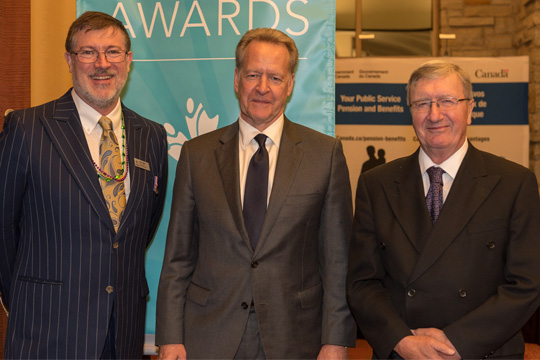 DG de Retraités fédéraux Simon Coakeley et le président Jean-Guy Soulière avec le lauréat du prix Steve Verheul