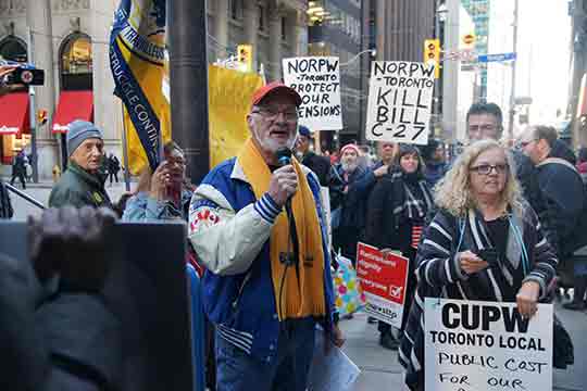 Peter Whitaker, représentant de l’Organisation nationale des travailleuses et travailleurs retraités des postes et membre de la Coalition canadienne pour la sécurité de la retraite, lors de l’événement du 28 novembre à Toronto.