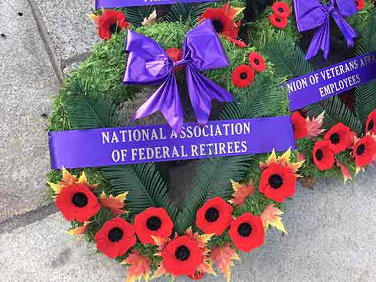 Couronne de retraités fédéraux déposée au Monument commémoratif de guerre du Canada, à Ottawa. Couronne de retraités fédéraux déposée au Monument commémoratif de guerre du Canada, à Ottawa.