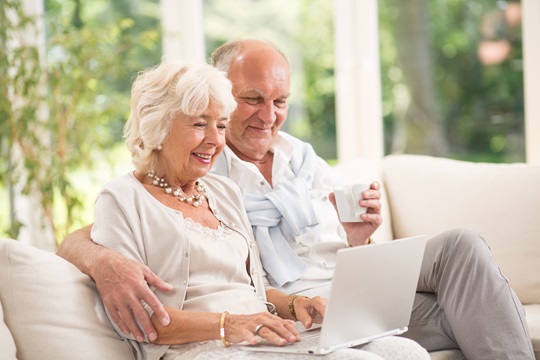 Heureux couple senior avec un ordinateur portable. Heureux couple senior avec un ordinateur portable.