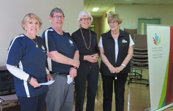 Bénévole Julie Spencer avec ses collègues.