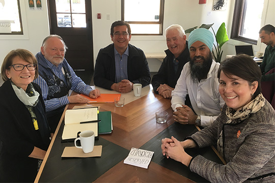 L’équipe de la Section de Nanaimo et région rencontre le chef du NPD. De gauche à droite : Marg Smith, Charles Scrivener, Bob Chamberlain (candidat du NPD à l’élection partielle), Ken Jones, Jagmeet Singh (chef du NPD, député de Burnaby-Sud), Maria Dellamattia (directrice de campagne nationale du NPD).