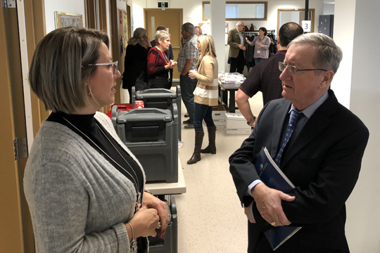 Jean-Guy Soulière avec la directrice de la Centre des services de paye de Moncton, Renée Leger