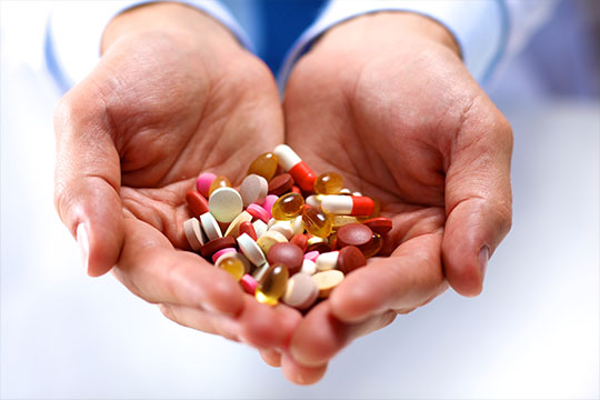 Les mains tenant des pilules déprescription.