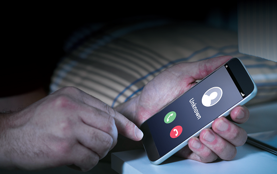 Méfiez-vous des escroqueries numériques Utilisation d'un smartphone.