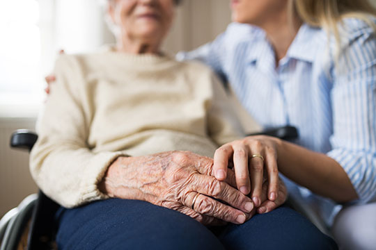 Il est temps d’améliorer les soins aux aînés au Canada — Dites à vos députés que nous avons besoin de normes nationales pour les soins de longue durée et les soins à domicile!