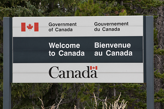Nouvelles restrictions de voyage au retour au Canada par voie terrestre et aérienne Nouvelles restrictions de voyage au retour au Canada par voie terrestre et aérienne.
