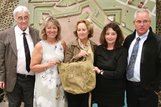 Lise Saint-Laurent Fleury, (2e à partir de la gauche) tenant le sac et en compagnie de ses frères et soeurs. Lise Saint-Laurent Fleury, (2e à partir de la gauche) tenant le sac et en compagnie de ses frères et soeurs.