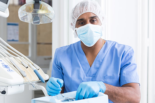 Femme âgée avec un dentiste.