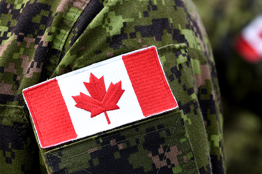 Soldat canadien  en tenue de camouflage.
