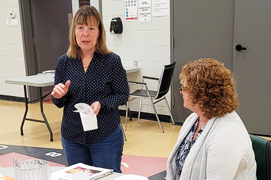 La candidate néo-démocrate Michele McCleave-Kennedy se trouve en compagnie des membres de la Section d’Algoma.