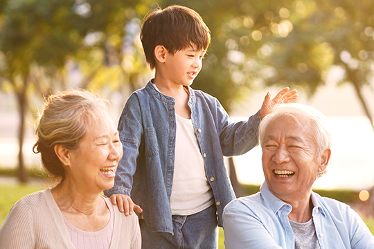 Les grands-parents avec leur petit-enfant.