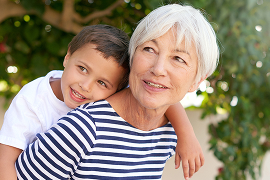 Grand-mère et son petit-fils.