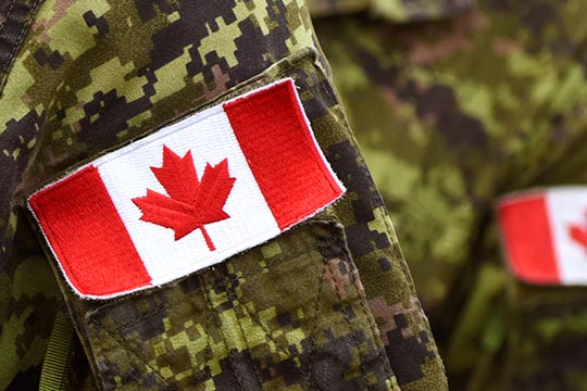 Écusson de bras du drapeau des Forces canadiennes.