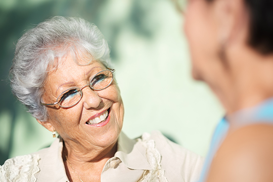 Deux bénévoles souriants.