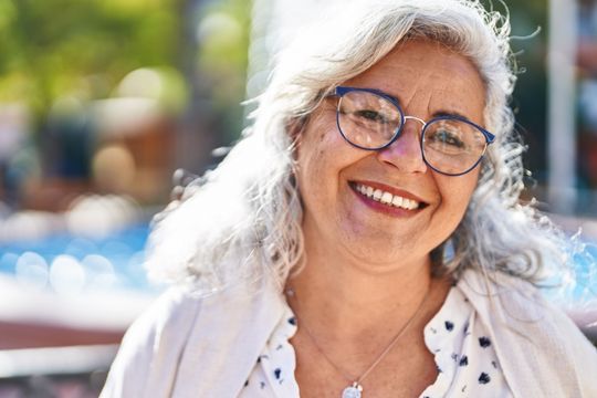 Femme adulte souriante.
