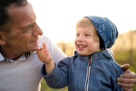 Les élections à l'Île-du-Prince-Édouard se profilent à l'horizon. Grand-père et petit-fils souriants, ensemble.