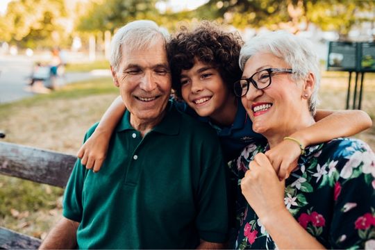 Grand-mère et grand-père avec petit-enfant.