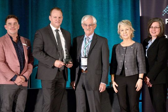 Lauréat de l’édition 2023 du Prix de contribution pendant une carrière de l’APEX Curtis Jackson est le lauréat de l’édition 2023 du Prix de contribution pendant une carrière de l’APEX.