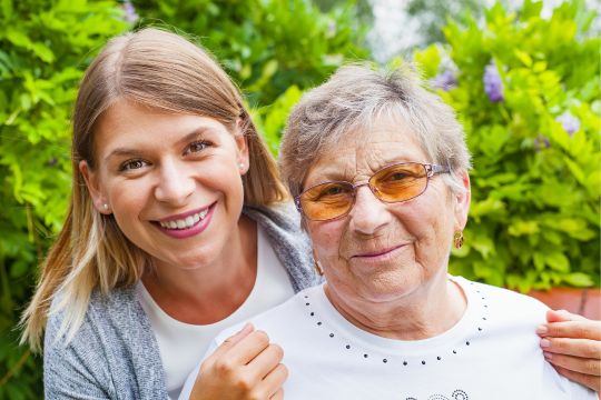 Femme adulte avec une proche aidante. 