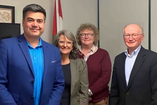 Le député Corey Tochor, en compagnie de Shawna Murphy, de Christine Haynes et de Richard Simpson.