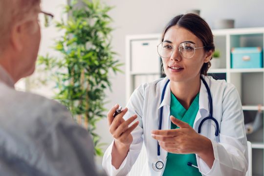 Où puis-je en savoir davantage sur le RSSFP? Médecin et patient adulte en train de se parler.