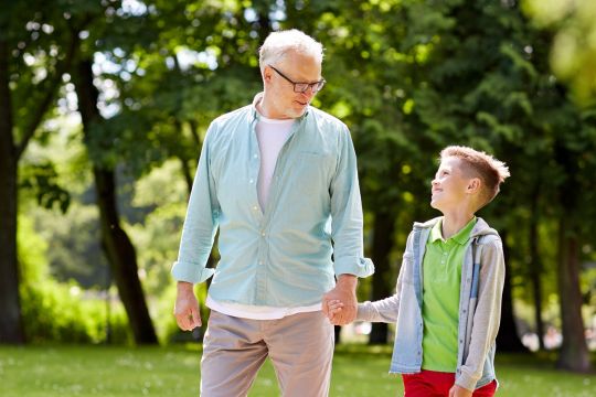 Grand-père et petit-fils. Défendez les intérêts des Manitobain·e·s âgés.