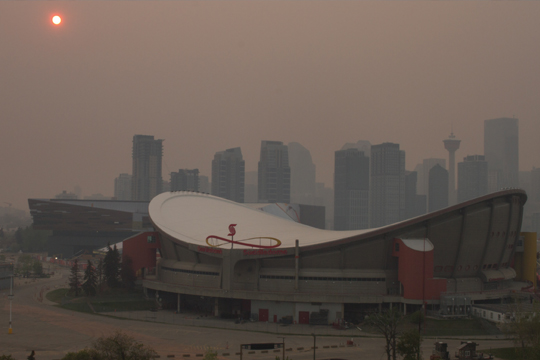 Saddledome, Calgary, Alberta. Brume de fumée dans le ciel de Calgary, Alberta.