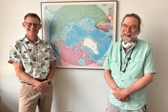 Défendons les intérêts des aîné·e·s du Yukon. Paul Davis, bénévole de Retraités fédéraux, en compagnie du Dr Brendan Hanley, député du Yukon.
