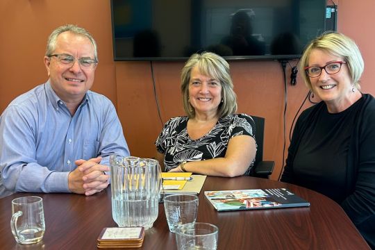 Roland Wells et Marilyn Best, bénévoles de Retraités fédéraux, sont assis en compagne de Susan Walsh, protectrice des personnes âgées à Terre-Neuve-et-Labrador.