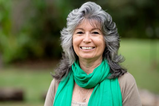 Agissez, en devenant agent·e des programmes de défense des intérêts! Femme adulte souriante.