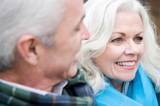 Couple adulte souriant.