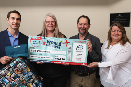 Gagnez une escapade dans le monde. Paul Holly, gestionnaire du marketing associé aux partenariats chez Collette, Suzanne et Luc Vienneau, ainsi que Lynn Nasralla, consultante principale chez Johnson Assurance.
