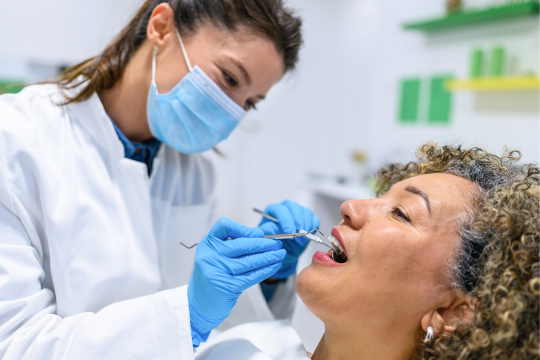 Annonce de la date de transition du RSDP. Dentiste avec patiente adulte.
