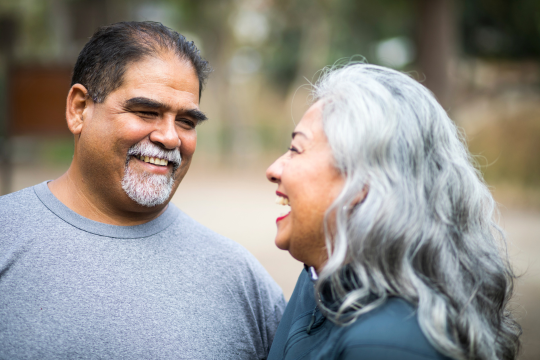 Les seniors sourient.