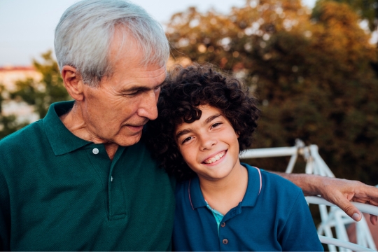 Homme adulte avec son petit-fils.