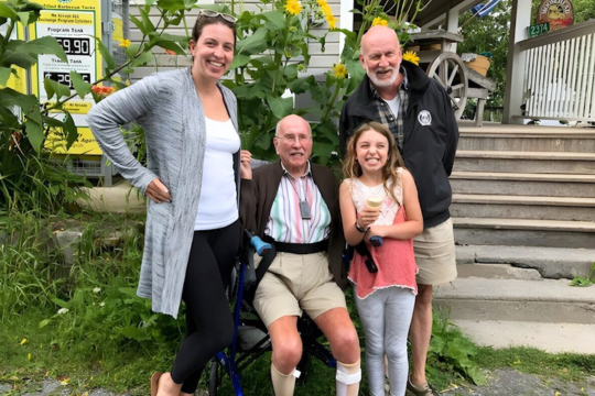 Donald Howson, au centre, avec sa petite-fille, Joanna, son arrière-petite-fille, Nina, et son fils Geoff.