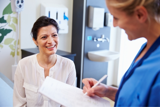 Une médecin avec une patiente adulte.