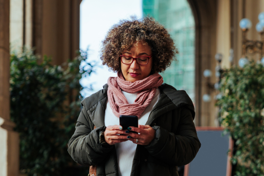 Femme adulte utilisant un téléphone portable.