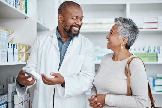 Pharmacien avec patient.