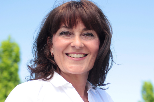 Agissez, en devenant agent·e des programmes de défense des intérêts! Femme adulte souriante.