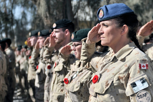 Plus jamais invisibles. Des membres du groupement tactique du 1er Bataillon, The Royal Canadian Regiment, assistent à une cérémonie du jour du Souvenir.