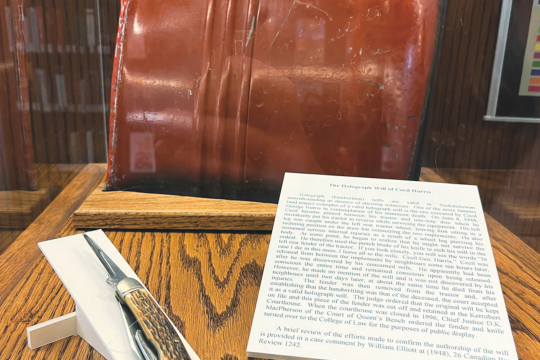 Quand on veut, on peut… Rédiger son testament Testament sur garde-boue de tracteur du fermier Cecil George Harris de la Saskatchewan, plus tard déclaré valide en cour.