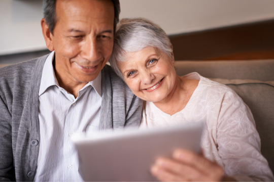 Taux d’indexation des pensions pour 2025. Couple adulte souriant.