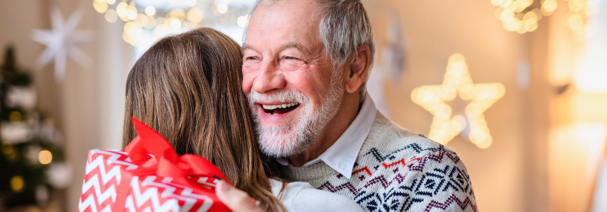 Homme adulte souriant. 