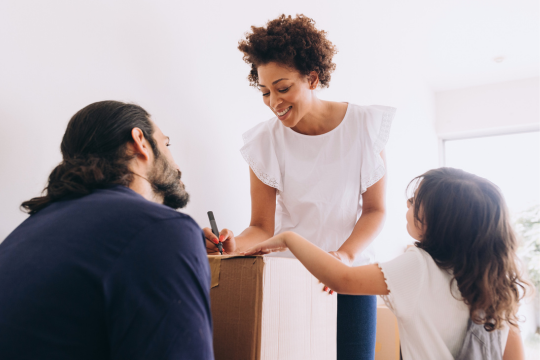 Assurez-vous de garder vos coordonnées à jour auprès du Centre des pensions et de la Canada Vie. Famille avec des boîtes de déménagement.