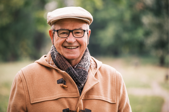 Agissez, en devenant agent·e des programmes de défense des intérêts! Homme adulte souriant à l’extérieur.