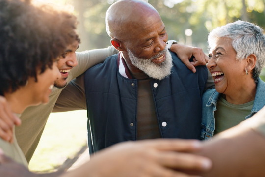Partageons de l’information et des ressources sur la santé cardiaque des femmes. Famille souriante passant du temps ensemble à l’extérieur.