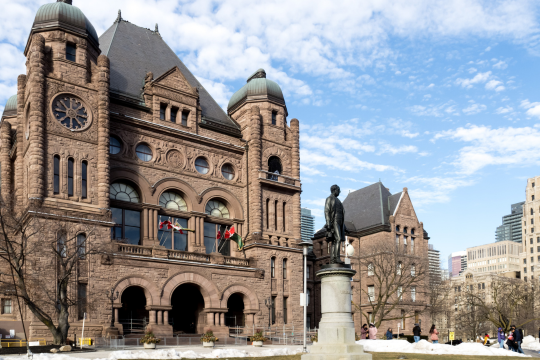 Promesses faites sur des questions clés lors des élections de 2025 en Ontario. Édifice de l’Assemblée législative de l’Ontario à Queen’s Park.